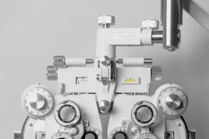 a close up of a pair of medical equipment oftalmologia