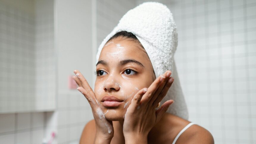 mulher limpando rosto skincare