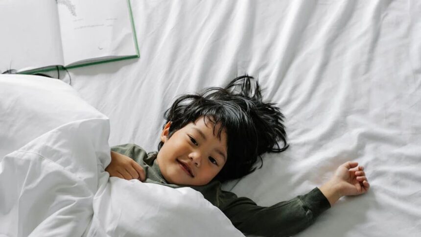 crianca oriental na cama