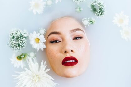 woman, bath, beauty rosto de mulher com flores dentro de banheira