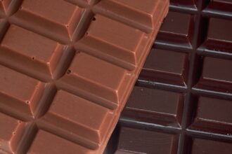 Estudo revela altos níveis de metais pesados em chocolates: Saiba os riscos!