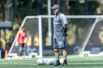 Atacante do Atlético defende técnico em meio as críticas