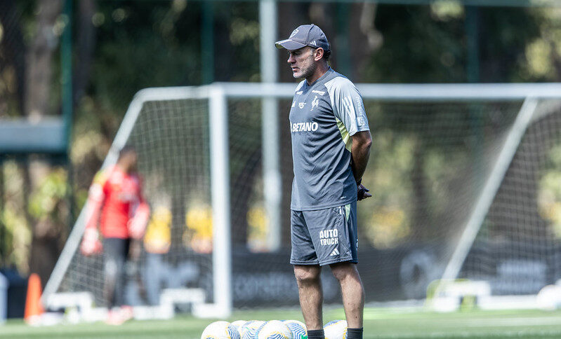 Atacante do Atlético defende técnico em meio as críticas